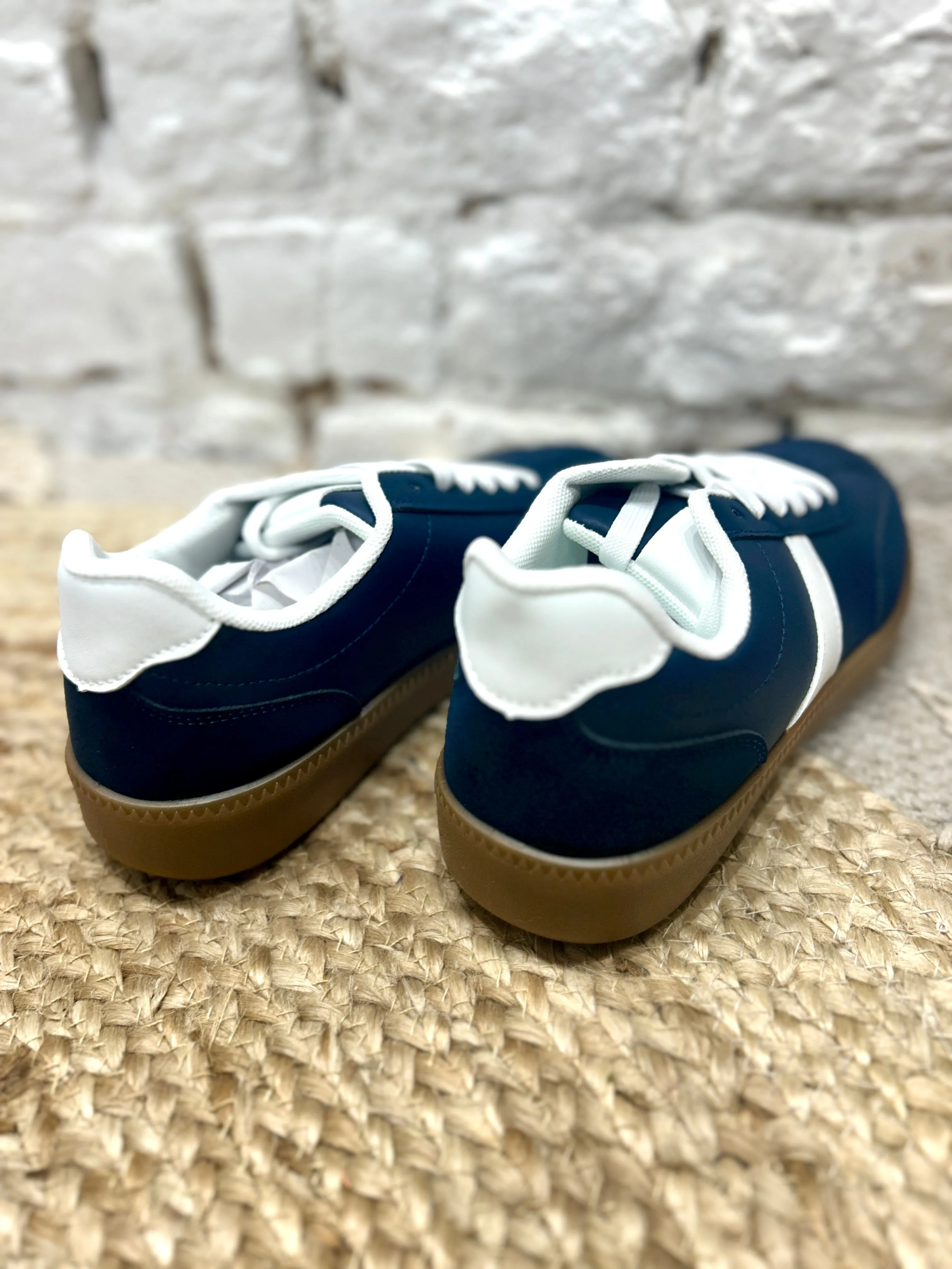 The Metro Glide Faux Suede lace up Pumps Trainers in Blue