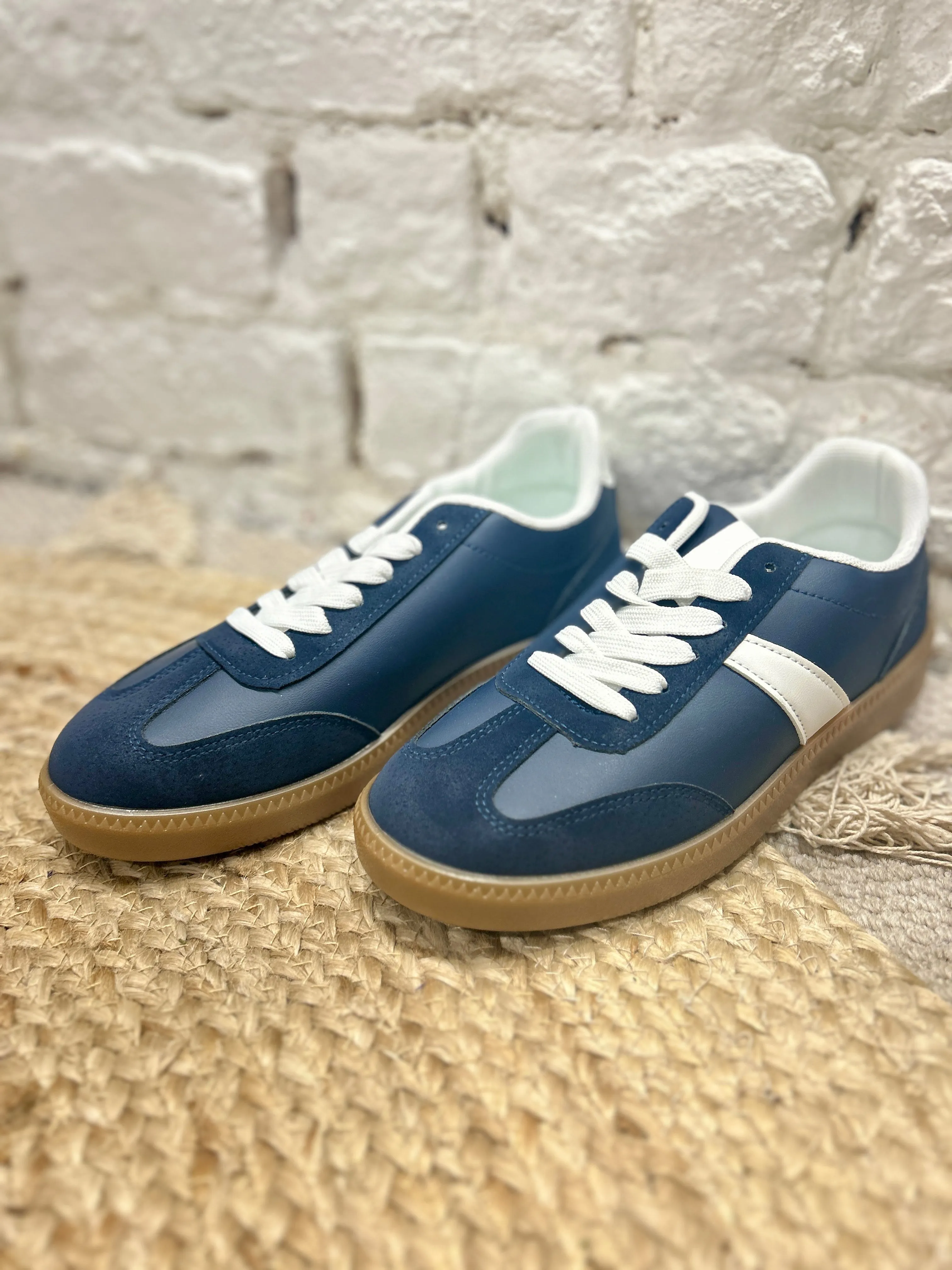The Metro Glide Faux Suede lace up Pumps Trainers in Blue